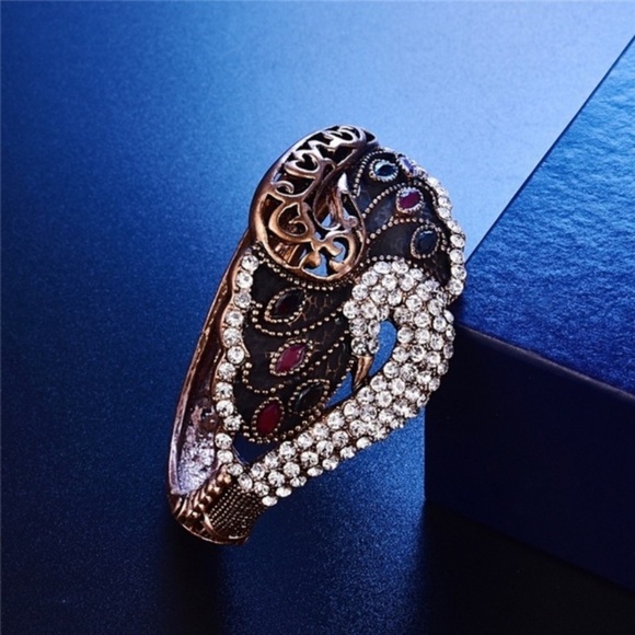 Crystal Swan Antique Gold Bracelet - Picture 5 of 8